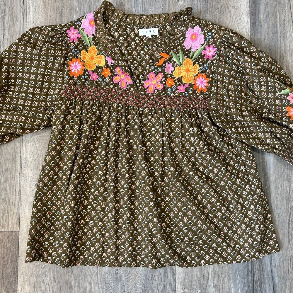 THML Top Large- Puff Sleeve Great Condition
